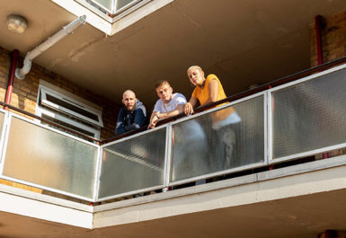 Voisins observateurs à leur balcon